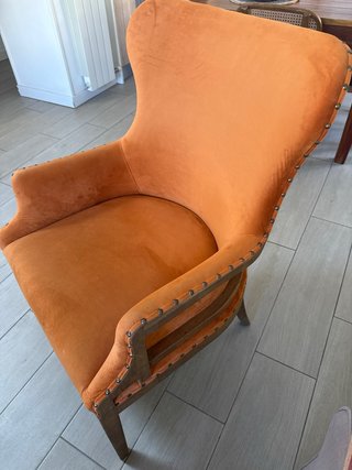 Sillón de terciopelo naranja estilo palaciego