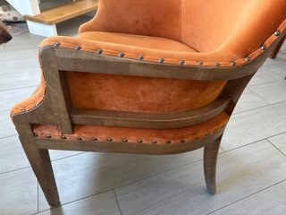 Sillón de terciopelo naranja estilo palaciego