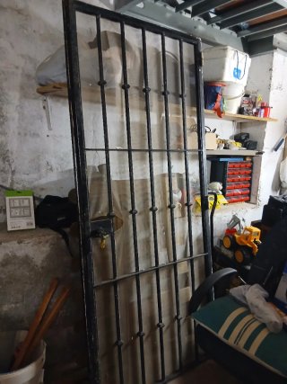 Reja de puerta metálica