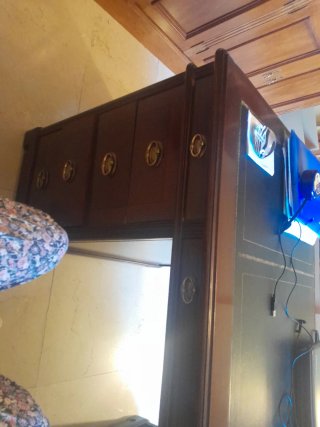 Escritorio de madera y cuero clásico