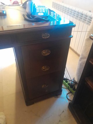 Escritorio de madera y cuero clásico
