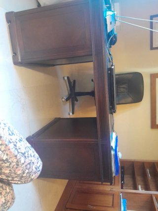 Escritorio de madera y cuero clásico