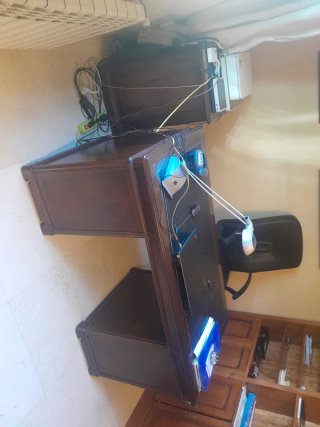Escritorio de madera y cuero clásico
