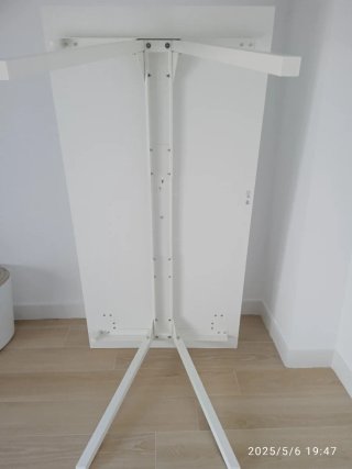 Mesa de oficina blanca metálica