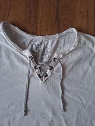 Camiseta blanca con cordones