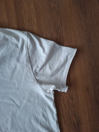 Camiseta blanca con cordones