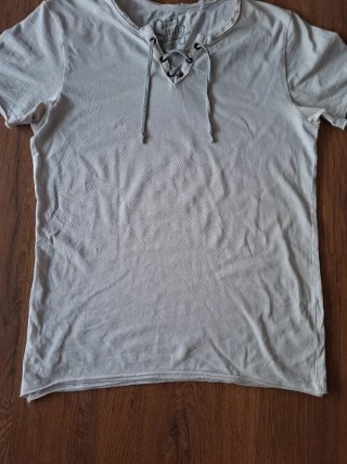 Camiseta blanca con cordones