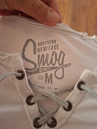 Camiseta blanca con cordones