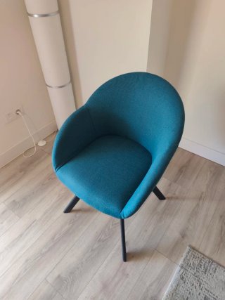 Silla Movian azul tela y metal
