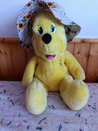 Oso de peluche amarillo con sombrero