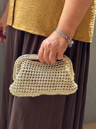Pochette clutch uncinetto oro metallizzato a mano.