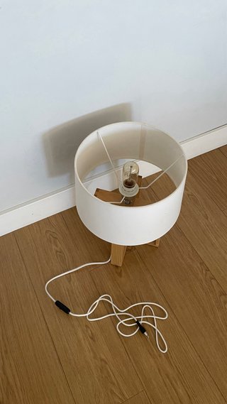 Lámpara de mesa madera y tela