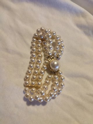 Pulsera de perlas dorada y blanca