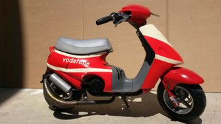 Minimoto tipo Vespa Vodafone Roja y Blanca