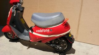 Minimoto tipo Vespa Vodafone Roja y Blanca