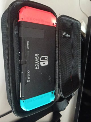 Nintendo Switch + Caja + FIFA 22 y 2K22
