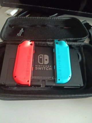 Nintendo Switch + Caja + FIFA 22 y 2K22