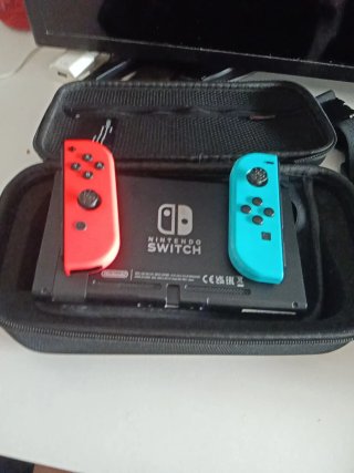 Nintendo Switch + Caja + FIFA 22 y 2K22