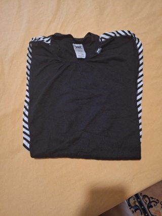 Camiseta Helly Hansen Térmica Negra  Puño elástico