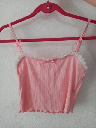 Top rosa con encaje y lazos