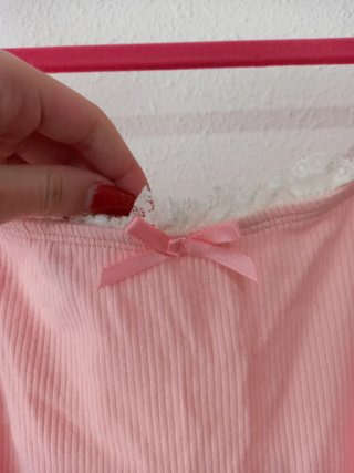 Top rosa con encaje y lazos