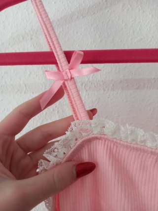 Top rosa con encaje y lazos