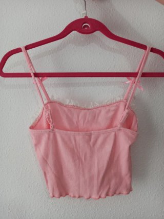 Top rosa con encaje y lazos