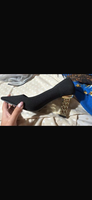 Zapatos de tacón negros con detalle dorado
