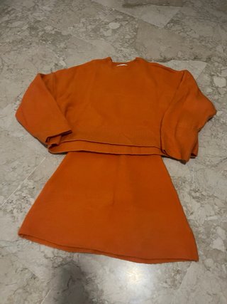 Conjunto Zara naranja jersey y falda