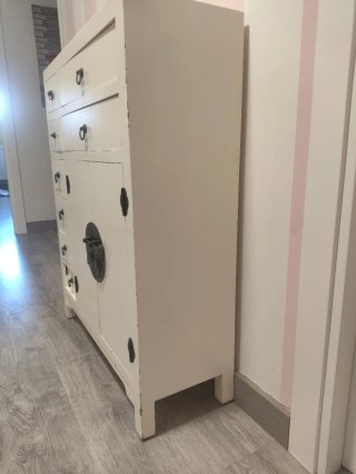 Mueble Chino Blanco con Detalles en metal