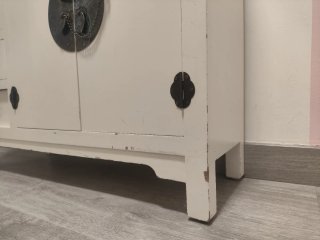 Mueble Chino Blanco con Detalles en metal