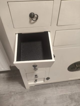 Mueble Chino Blanco con Detalles en metal