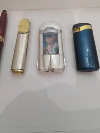 Lote: 3 mecheros, reloj y bolígrafo