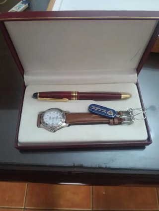 Lote: 3 mecheros, reloj y bolígrafo