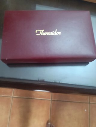 Lote: 3 mecheros, reloj y bolígrafo