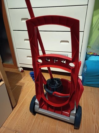 Carrito de limpieza de juguete a escala.