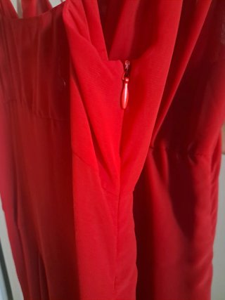 Vestito rosso lungo con spalline sottili