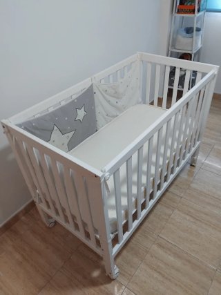 Cuna de bebé blanca con estrellas + colchón