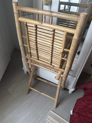 Silla de bambú y madera