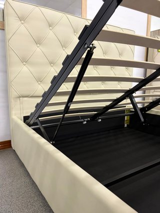 Cama con somier y cabecero beige