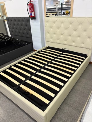 Cama con somier y cabecero beige