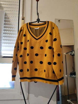 Jersey de punto amarillo con lunares negros