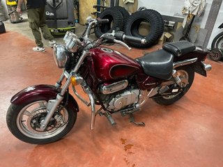 Hyosung Aquila 125 Negra/Burdeos