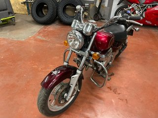 Hyosung Aquila 125 Negra/Burdeos