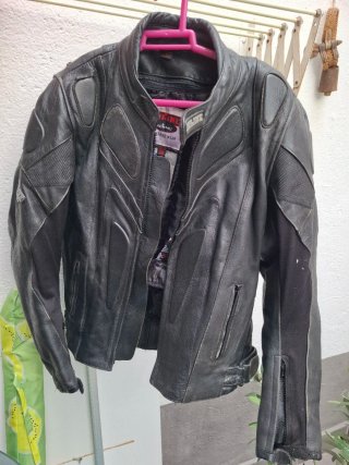Chaqueta de moto talla XL y pantalón talla 44