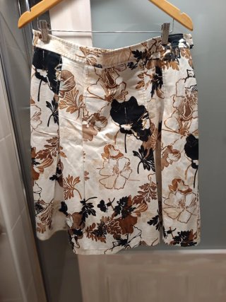 Falda floral marrón y blanca
