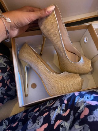 Zapatos peep toe tacón alto dorados con brillo