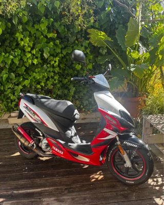 Yamaha Jog R Scooter Roja y Blanca