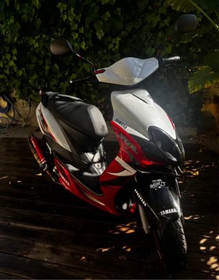 Yamaha Jog R Scooter Roja y Blanca