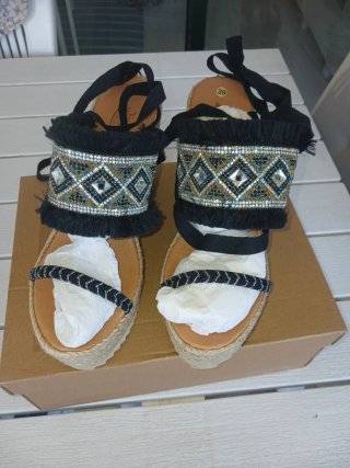 Sandalias de cuña con pedrería y lazos